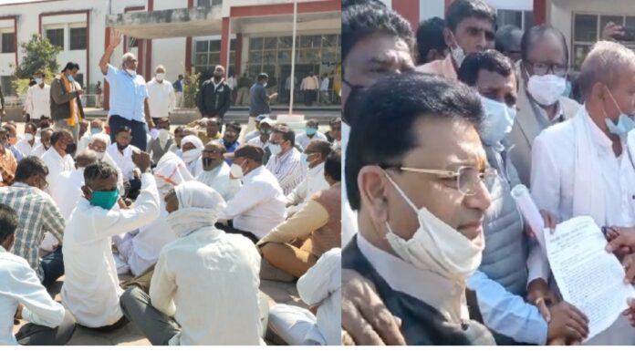 यूरिया खाद के बढ़ते दामों को लेकर किसानों ने दिया धरना