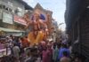 गणेश विसर्जन चल समारोहफिल्मी गानों की धुन पर थिर्के युवक