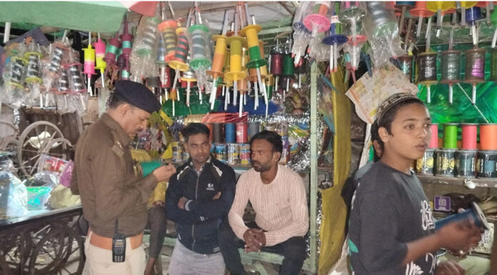 जिला प्रशासन के प्रतिबंध पुलिस की धरपकड़ के बीच पिछले दरवाजे से खूब बिक रहा चाईना मांझा