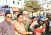ताप्ती सेवा समिति की पहल हेलमेट पहनने वालों को गुलाब का फूल, देकर किया स्वागत