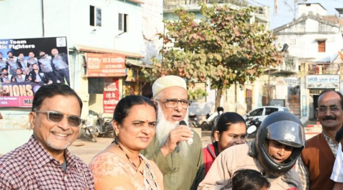 ताप्ती सेवा समिति की पहल हेलमेट पहनने वालों को गुलाब का फूल, देकर किया स्वागत