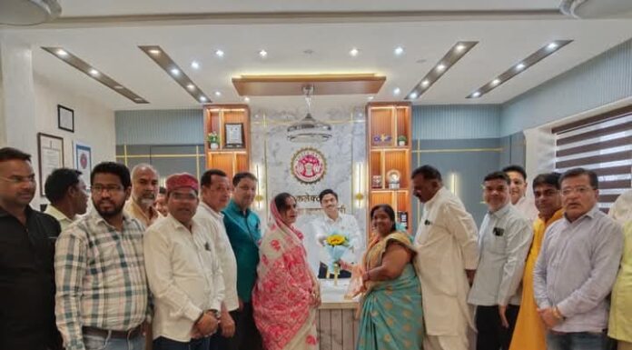 कांग्रेस ने नवागत कलेक्टर को शहर की समस्याओं से कराया अवगत