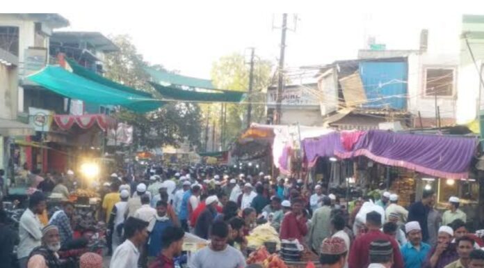 रमजान की रूहानी रौनक इबादत के साथ ईद की तैयारियां जोरों पर