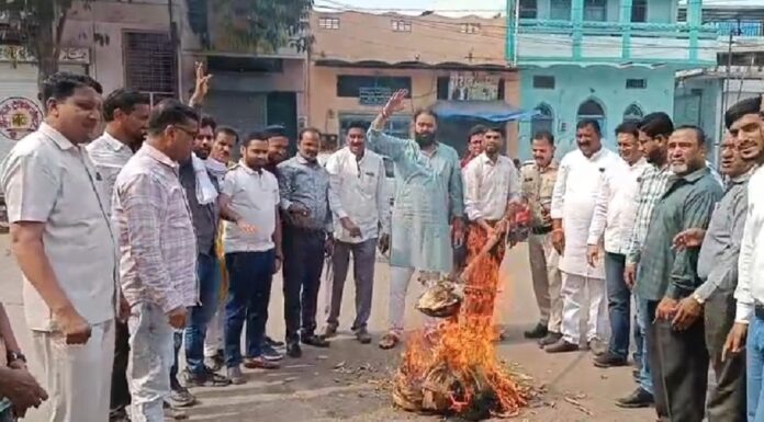 बहुचर्चित परिवहन घोटाला मामले में कांग्रेस ने फूका प्रदेश सरकार का पुतला