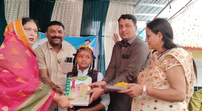 माथे पर तिलक पुष्प वर्षा कर जारी है प्रवेश उत्सव पर्व