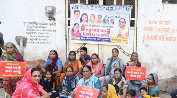 महंगाई की मार फिर बढ़े रसोई गैस के दाम महिला कांग्रेस का विरोध प्रदर्शन