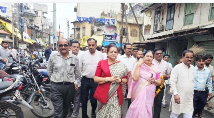 बाजार क्षेत्र से अतिक्रमण हटाने के नाम पर दुकानदारों को केवल फटकार