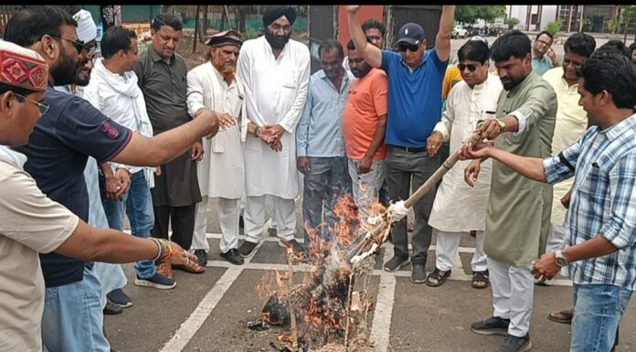 सेना के अपमान पर कांग्रेस आक्रोशित फूका मंत्री विजय शाह का पुतला