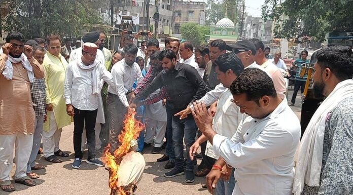 कैबिनेट और उपमुख्यमंत्री के विवादित बयानों पर फिर फूंका कांग्रेस ने उपमुख्यमंत्री का पुतला