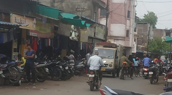 सड़क को बना लिया गैरेज आवागवन हो रहा बाधित