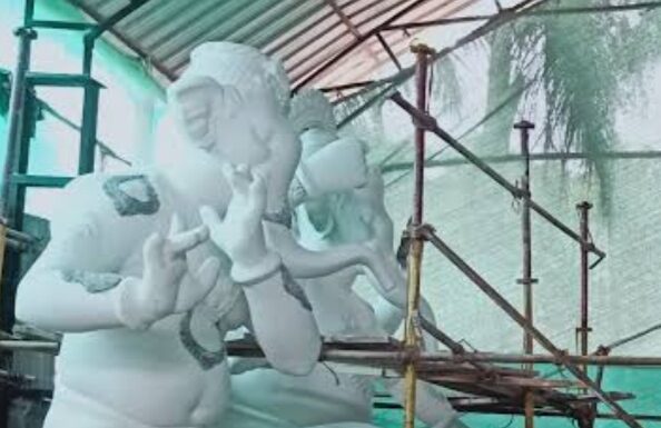 प्रशासनिक आदेशों की अनदेखी मूर्तिकार बना रहे दस फीट से ऊंची प्रतिमाएं