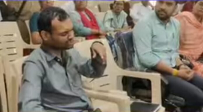 नेत्रहीन दिव्यांग ने खुद पर छिड़का पेट्रोल आत्मदाह का किया प्रयास