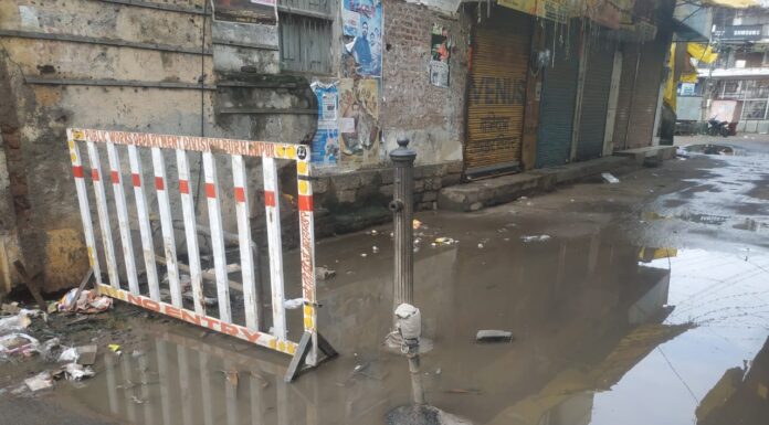 सड़क निर्माण में टेक्निकल त्रुटि रोड किनारे वर्षा जल का जल जमाव फैल रही गंदगी
