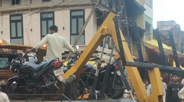 निगम और यातायात विभाग की दोहरी पॉलिसी चार पहिया वाहनों को छोड़ दो पहिया वाहनों को कर रहे जप्त