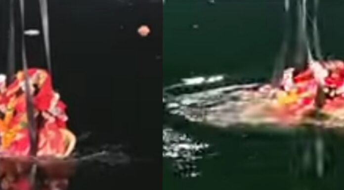 बद हाल सड़कों के बीच मां दुर्गा प्रतिमाओं का निकला चल समारोह