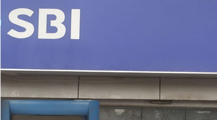 त्योहारी सीजन के अवसर पर कैशलेस एटीएम उपभोक्ता परेशान