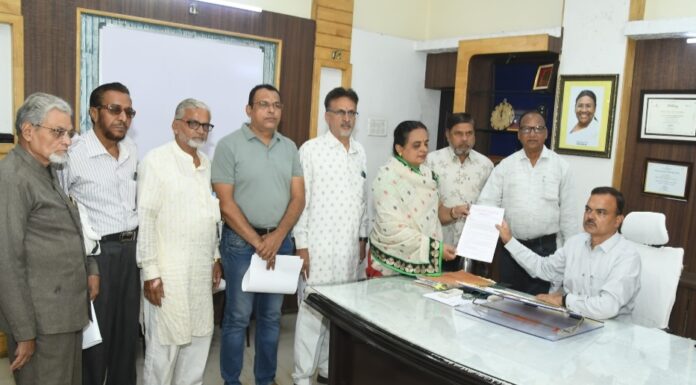 समिति सदस्यों पर भड़के आयुक्त कहा अनुमति लेकर मिले