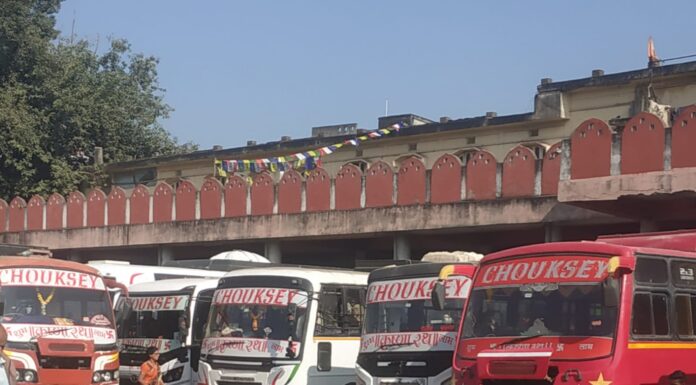पुष्पक बस स्टैंड बना निजी बस संचालकों का पार्किंग क्षेत्र