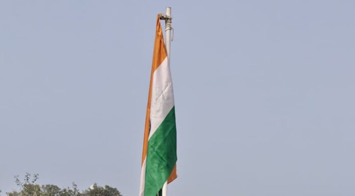 उड़ान लीनेस क्लब द्वारा निजी स्कूल में किया गया ध्वजा रोहण