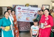 अक्षय तृतीया पर्व वृद्धा आश्रम में बुजुर्गों को फल मिठाई और भोजन का किया वितरण