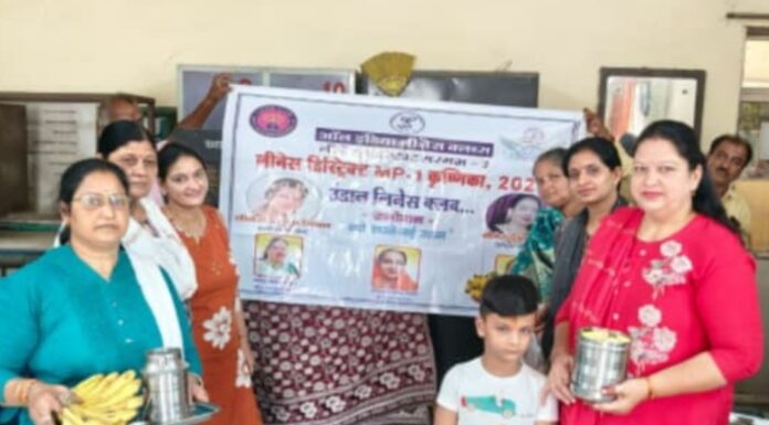 अक्षय तृतीया पर्व वृद्धा आश्रम में बुजुर्गों को फल मिठाई और भोजन का किया वितरण