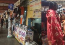 बस स्टैंड यात्री प्रतीक्षालय अतिक्रमण की चपेट में यात्री चिलचिलाती धूप में खड़े रहने को मजबूर