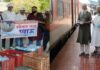 चिल चिलाती धूप में यात्रियों को बांटी शीतल जल की बोतले