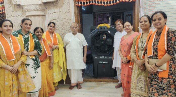 ख़ुशी के पल सस्था ने मंदिर को दान किया कूलर