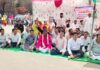 काली पट्टी बांध उपवास पर बैठे कांग्रेसी जताया विरोध