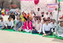काली पट्टी बांध उपवास पर बैठे कांग्रेसी जताया विरोध