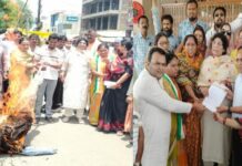महिला कांग्रेस का विरोध प्रदर्शन पुतला दहन कर एसडीएम को दिया ज्ञापन