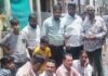 वार्ड की दुर्दशा को लेकर कीचड़ में धरने पर बैठे उपसभापति