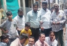 वार्ड की दुर्दशा को लेकर कीचड़ में धरने पर बैठे उपसभापति