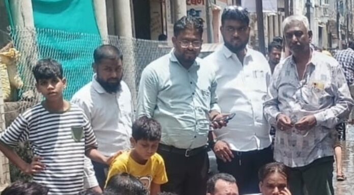 वार्ड की दुर्दशा को लेकर कीचड़ में धरने पर बैठे उपसभापति