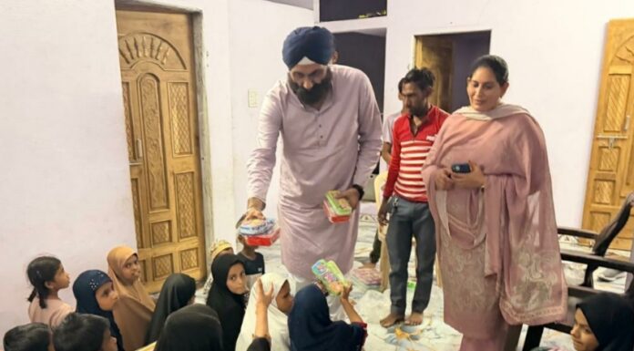 शिक्षा सामग्री बांट मनाया जन्मदिन