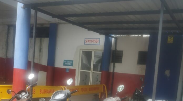 प्रसव कक्षा के समक्ष वाहन पार्किंग इमरजेंसी में हो सकती है फजीहत